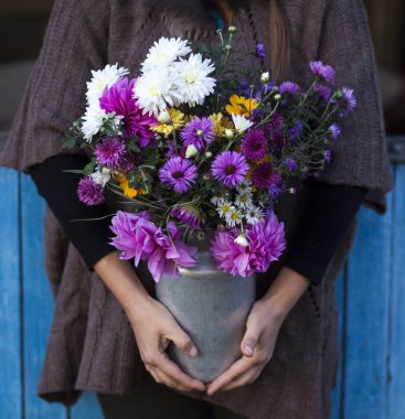 Bir sonbahar buketi tutan kadın elleri, / sonbahar tatilleri, anneler günü, düğün, doğum günü, yıldönümü