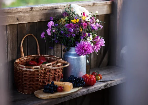 Jantar Romântico Fora Buquê Outono Frutas Legumes Queijo Vinho — Fotografia de Stock