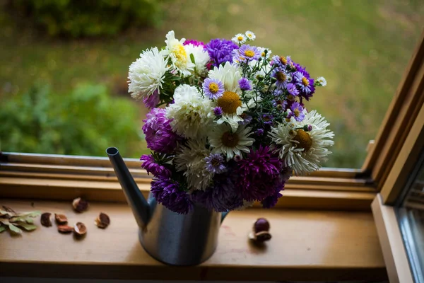 Beau Bouquet Asters Sur Rebord Fenêtre Contre Vue Colorée Automne — Photo