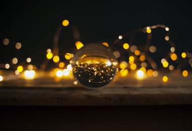 Yılbaşı ve noel arkaplanı ışıklar ve mercek topu / soyut kış tatili arkaplanı