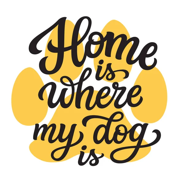 家は私の犬がいるところです 白い背景に孤立した足の印刷と手のレタリング引用符 家の装飾のためのベクトルタイポグラフィ Tシャツ ポスター カード ステッカー ペットショップ — ストックベクタ