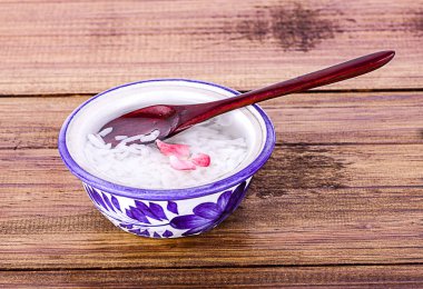 Kao Chae, Kraliyet Tayland mutfağı yemeği, soğuk suya batırılmış yasemin pilavı, tamamlayıcı yemeklerle servis edilir..