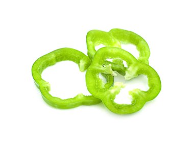 Dilimlenmiş yeşil biber beyaza izole edilmiş.