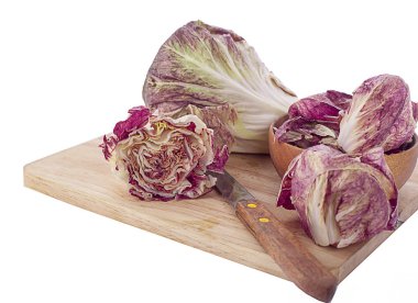 Radicchio, beyaz arkaplanda kırmızı salata
