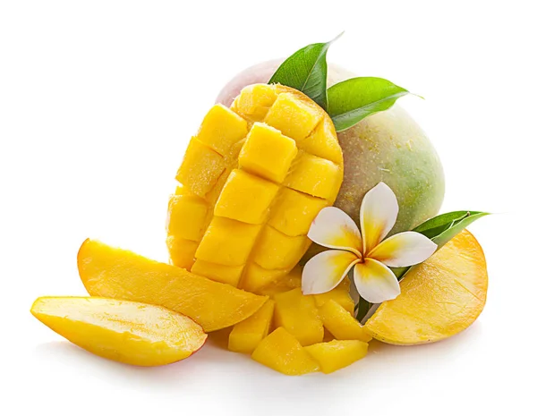 Frutta Mango Con Cubetti Mango Fette Isolato Sfondo Bianco — Foto Stock