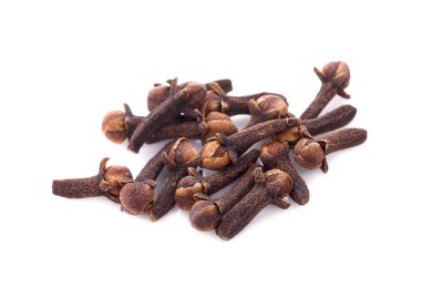 beyaz arkaplanda kuru karanfiller