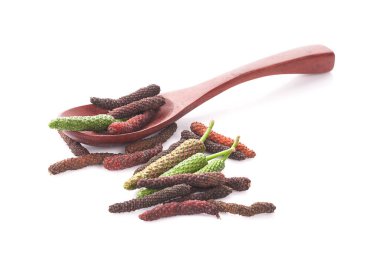 Beyaz arkaplanda uzun biber ya da Piper Longum izole