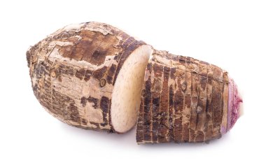 Taro, beyaz arka planda izole edilmiş taro dilimi.