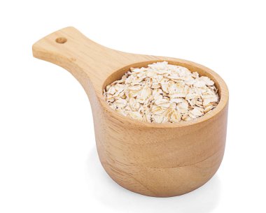 Ahşap kase beyaz arka plan üzerinde izole haddelenmiş yulaf ezmesi kuru.