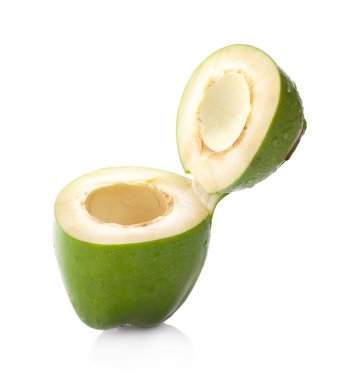 su damlası yeşil hindistan cevizi beyaz arkaplanda izole