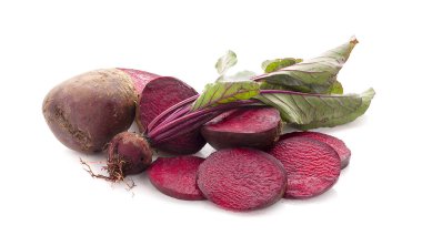 Beyaz arka plan üzerinde izole taze kırmızı pancar. Yakın çekim.