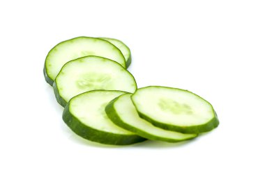 Beyaz arka planda taze salatalık.