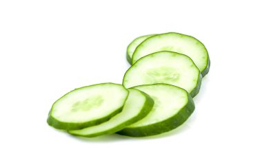 Beyaz arka planda taze salatalık.