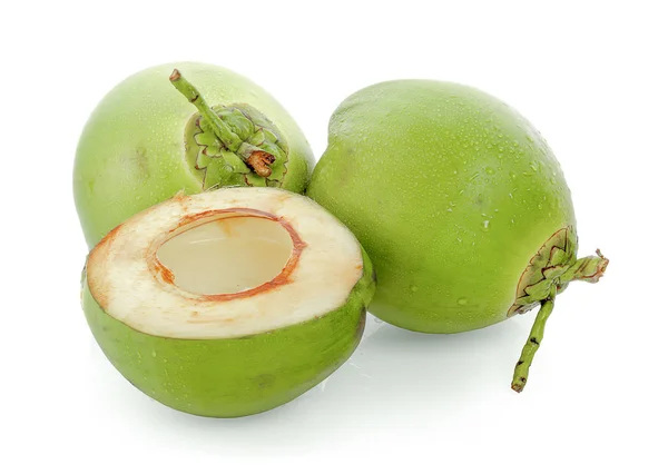 su damlası yeşil hindistan cevizi beyaz arkaplanda izole
