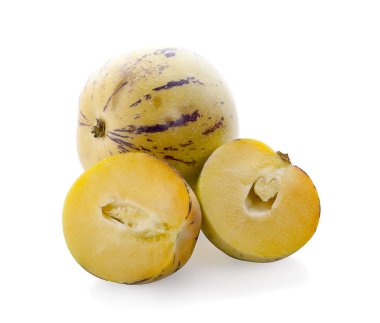 Bütün ve beyaz arka plan üzerinde yarım Pepino kavun