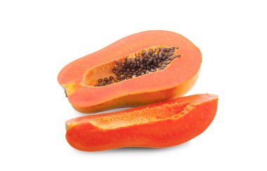 Beyaz arka planda tatlı papaya dilimleri
