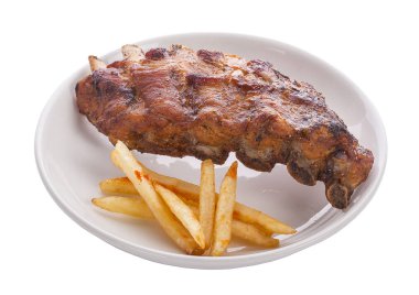 patates kızartması ile beyaz bir tabak içinde sulu Barbekü Domuz kaburga ızgara