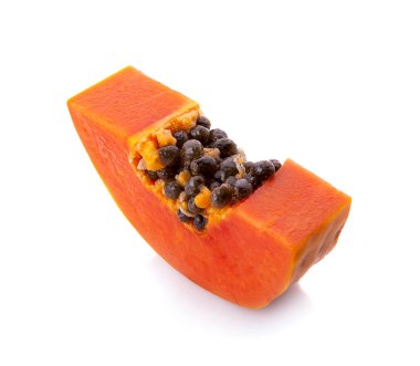 Beyaz arka planda tatlı papaya dilimleri