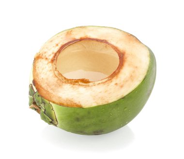 su damlası yeşil hindistan cevizi beyaz arkaplanda izole