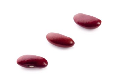 Beyaz arkaplanda kırmızı fasulye izole edildi