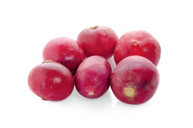 Beyaz arkaplanda küçük bahçe turpu izole edildi