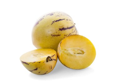 İzole kırpma yolu beyaz zemin üzerine pepino kavun meyve.