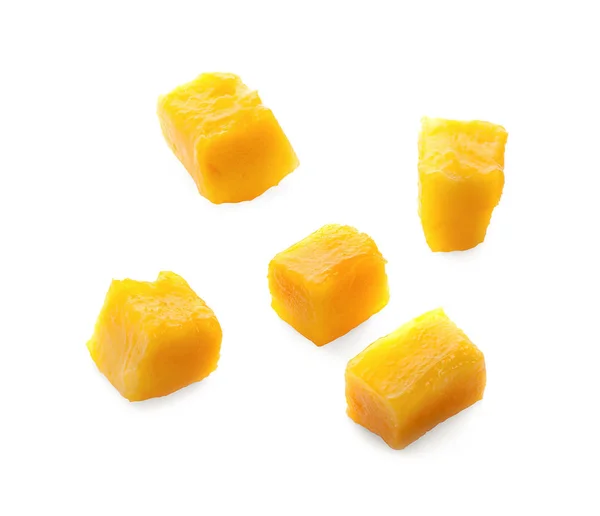 Beyaz arka plan üzerinde izole küpleri yakın çekim Mango dilim kesilmiş