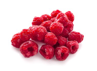 Olgun ahududu beyaz arkaplanda izole edilmiş. Yakın plan.