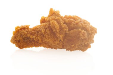 Beyaz arka planda izole edilmiş kızarmış tavuk kanatları..