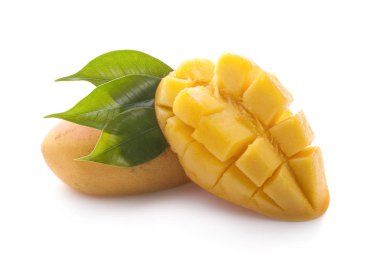 Mango küplü ve dilimli mango meyvesi.