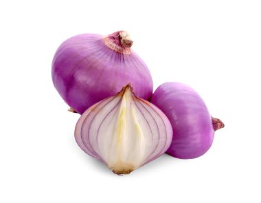 Beyaz arka planda pişirmek için soğan dilimleri.