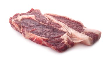 Beyaz arka plan üzerinde izole taze domuz domuz eti dilimleri.