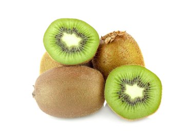 Tam kivi meyvesi ve dilimlenmiş beyaz arka plan bölümleri.