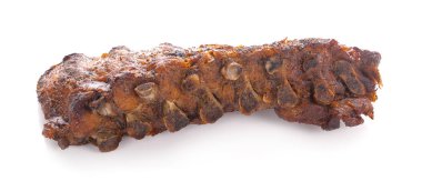 Beyaz arka planda ızgara domuz pirzolası.