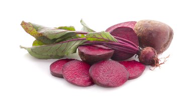 Beyaz arka planda izole edilmiş taze pancar kökü