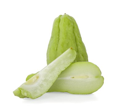 Beyaz arkaplanda Chayote izole edildi