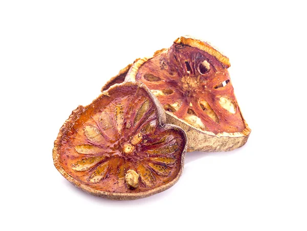 Bael beyaz arka plan üzerinde izole meyve Kuru