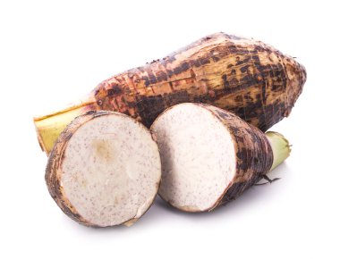 Taro, beyaz arka planda izole edilmiş taro dilimi.
