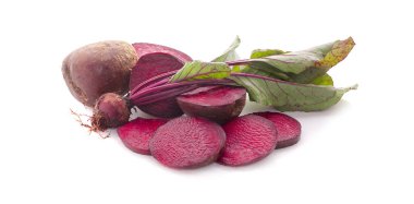 Beyaz arka planda izole edilmiş taze pancar kökü