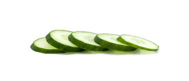 beyaz izole salatalık dilimleri