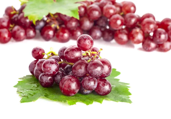 Raisin Rouge Avec Feuille Isolée Sur Fond Blanc — Photo