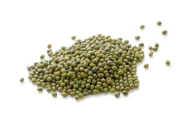 beyaz bir arka plan üzerinde taze muung fasulye