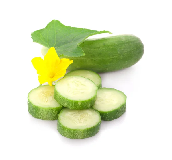 Pepino Rodajas Con Hoja Flor Aisladas Sobre Fondo Blanco — Foto de Stock