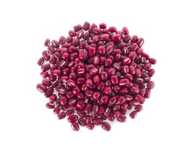 Beyaz arkaplanda kırmızı fasulye izole edildi