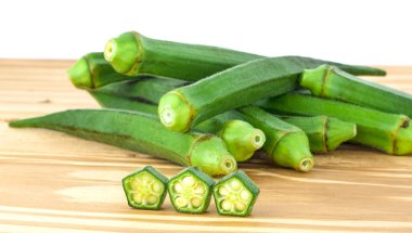 Beyaz arka plan üzerinde Roselle bakla