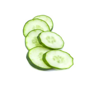 Beyaz arka planda taze salatalık.