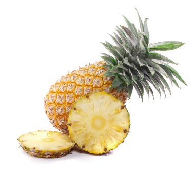 olgun ananas beyazda izole edilmiş.