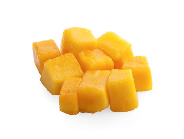 Beyaz arkaplanda izole edilmiş mango küp dilimleri