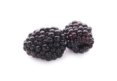 Olgun Blackberry kırpma yolu ile beyaz arkaplan izole.