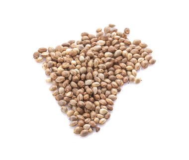 Beyaz arkaplanda kenevir tohumu yığını